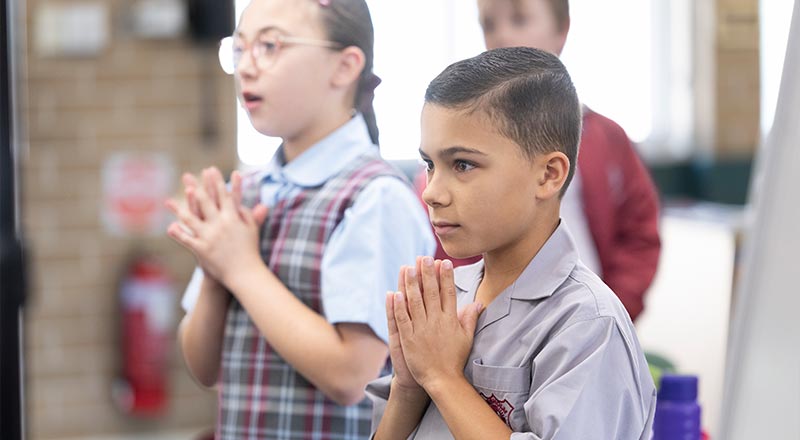 Chisholm Primary Bligh Park students in prayer