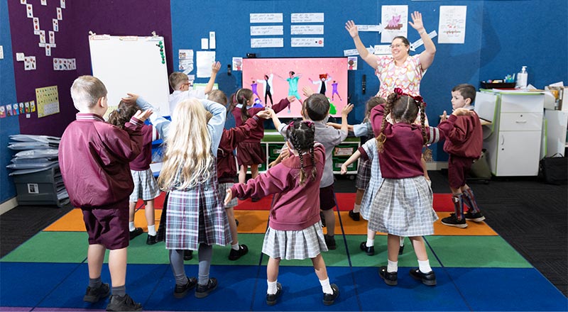 Kindy students facing forward and dancing